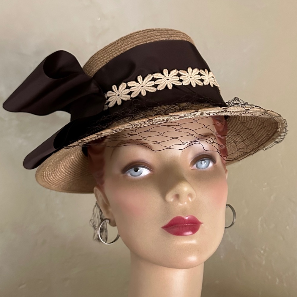 LOVELY 1950s' TAN STRAW FEDORA WITH WIDE BAND, APPLIQUÉ & VEIL